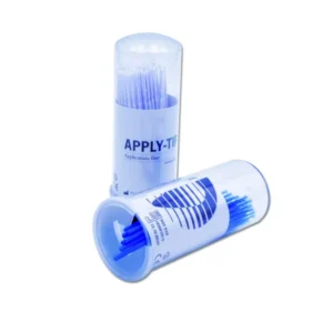 Weiße, feine Apply-Tips® Applikationsstäbchen in durchsichtiger Verpackung.