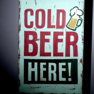 Wall Art Deko Holzschild "Cold Beer" im Vintage Look mit roten Großbuchstaben und Bierglas-Motiv auf hellblauem Untergrund.