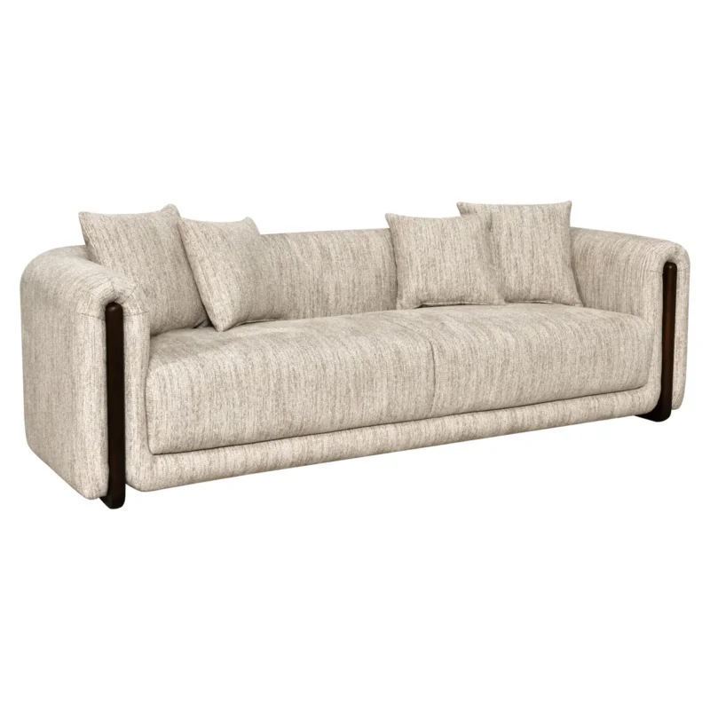 Sofa Winslov Natural Softweave, Gesamtansicht von vorne, beige Polsterung mit Kissen und dunklen Holzarmlehnen.