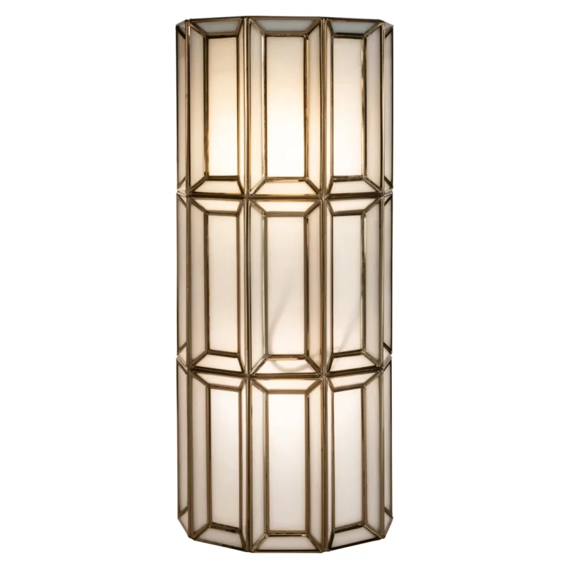 Wandlampe Opal Brass Antique mit sechsteiliger geometrischer Form aus Messing und Glas in Gesamtansicht.