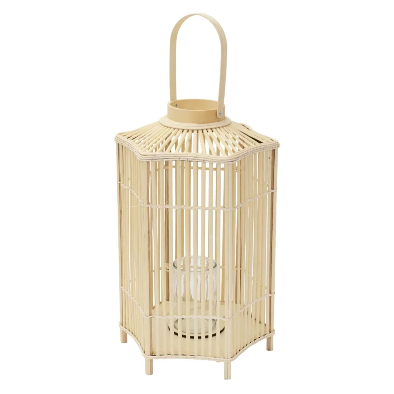 Eine runde Laterne aus Rattan mit einem Glasbehälter für eine Kerze.