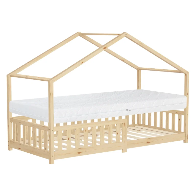 Ein Kinderbett in Hausform mit einer Matratze und einem offenen Untergestell.