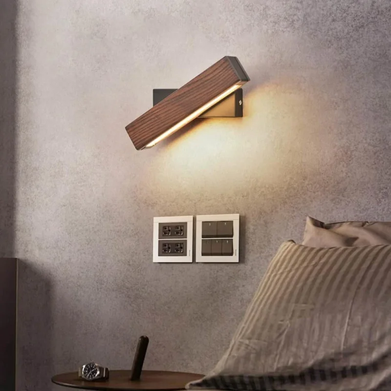 Verstellbare LED-Wandlampe in Holzoptik