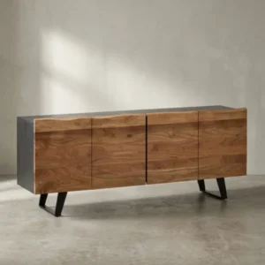 Frontansicht des Sideboards mit vier Türen aus Akazie Massivholz und Baumkante, stehend auf schwarzen Metallbeinen, freigestellt vor neutralem Hintergrund._#sku_SAFWL7.057#