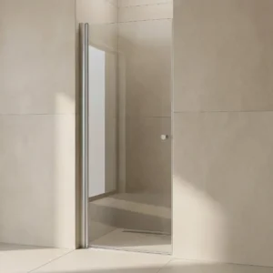 Match Drehtür für die Nische mit klarem 6 mm ESG-Glas und satiniertem Aluminium-Wandprofil, in einer hell gefliesten Duschnische montiert